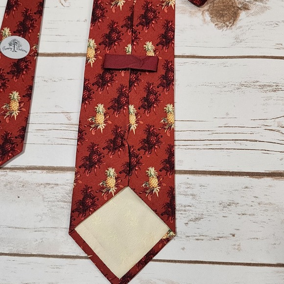 Vintage Tommy Bahama 100% silk tropical pineapple print tie - Picture 4 of 9